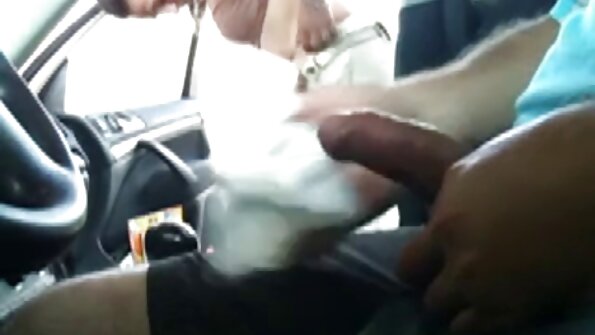 मीठो योनी भएको ल्याटिनाले आफ्नो भिजेको स्न्याचमा नाक पाइरहेको छ