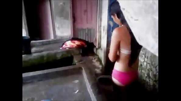 ठूला स्तन भएको कालो कपाल भएको MILF काँटछाँट गरिएको योनिमा जवान डिक पाए