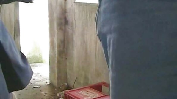 राम्रो शरीर भएको एक सुन्दर शौकियाले आफ्नो मुख डिकमा राख्दै छ