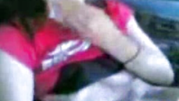 उनको बिल्ली मा कपाल संग एक सींग एशियाई एक थ्रीसम मा fucked छ