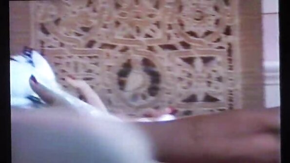 राम्रो देखिने स्तन र गधा भएको एक प्यारा गोरा कुकुर हुँदैछ