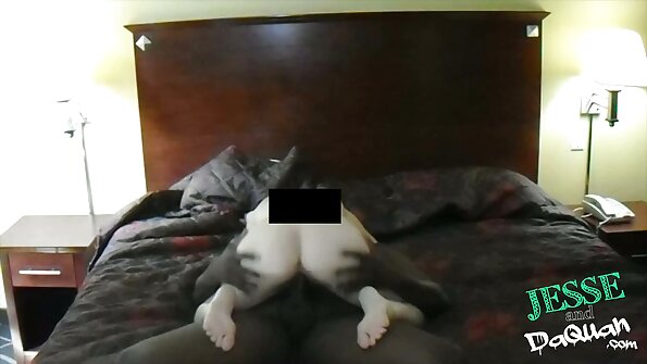 सानो प्राकृतिक स्तन भएको केटी बाहिर छ, बगैचा मा fucked